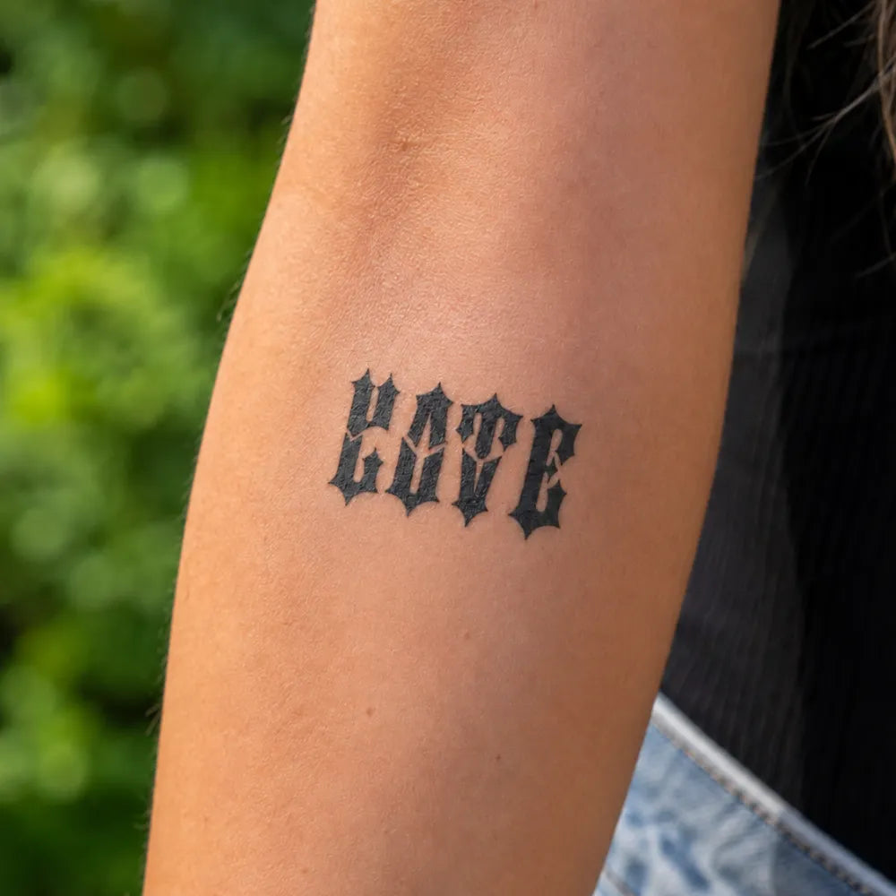 SafeTatt — LOVE / HATE · fotografie tetování na kůži