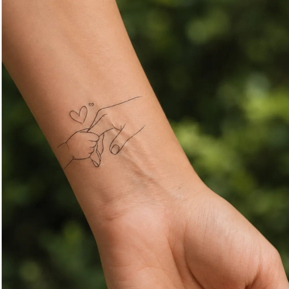 SafeTatt — Tiny Hand · fotografie tetování na kůži