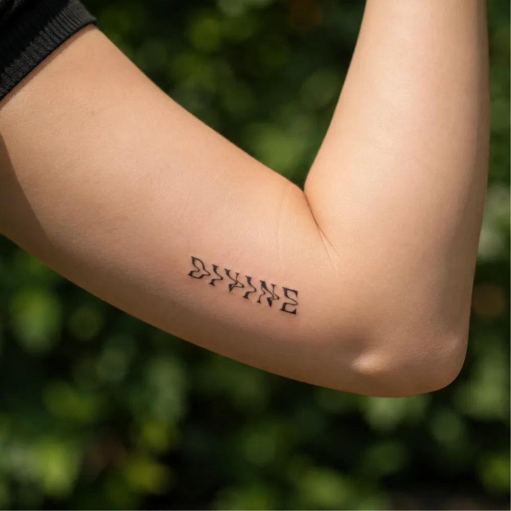 SafeTatt — Divine · fotografie tetování na kůži